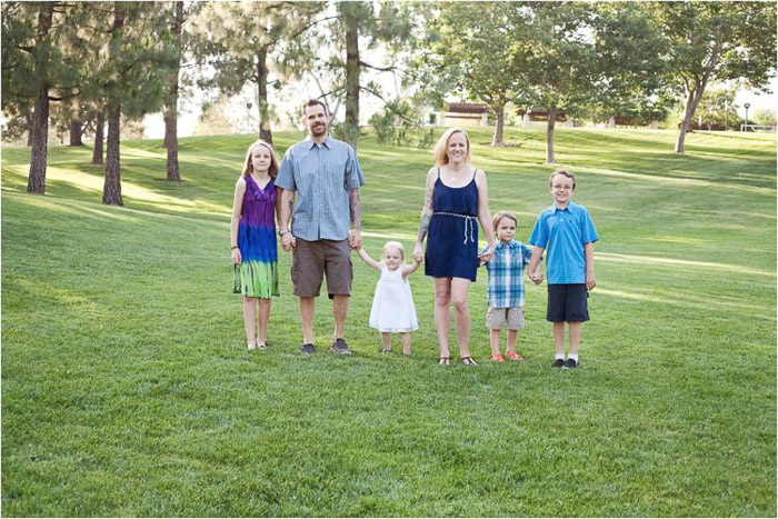 Una familia de seis personas posando al aire libre: tome buenas fotos de las personas