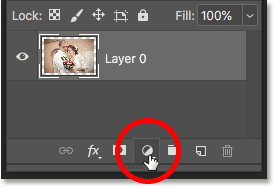 Haciendo clic en el icono Nuevo relleno o capa de ajuste en el panel Capas en Photoshop.