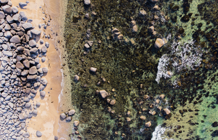 Vista aérea de una playa rocosa 