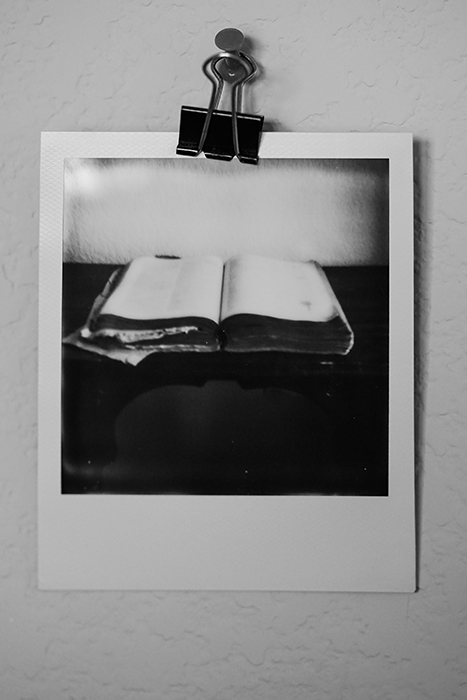 Una imagen Polaroid en blanco y negro de un libro.