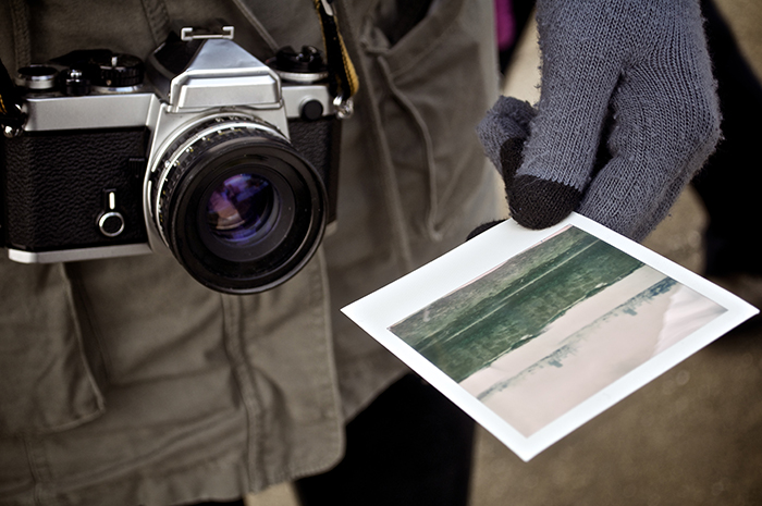 Foto de un fotógrafo sosteniendo una foto Polaroid