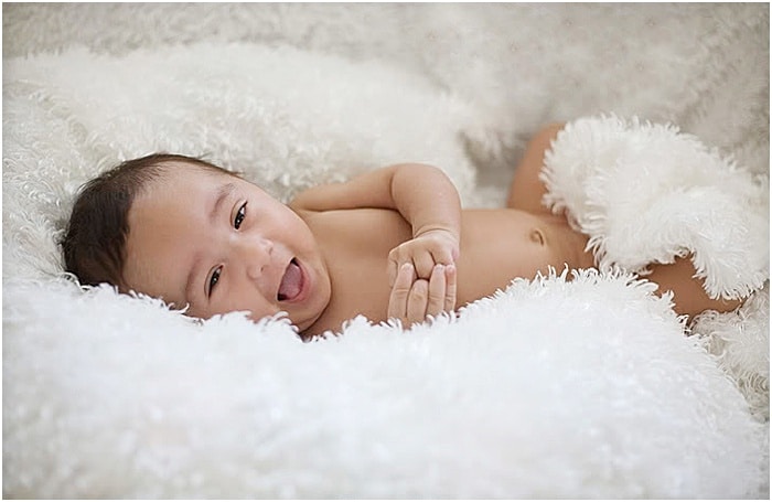 Un dulce retrato de un bebé recién nacido tomado en un estudio fotográfico portátil