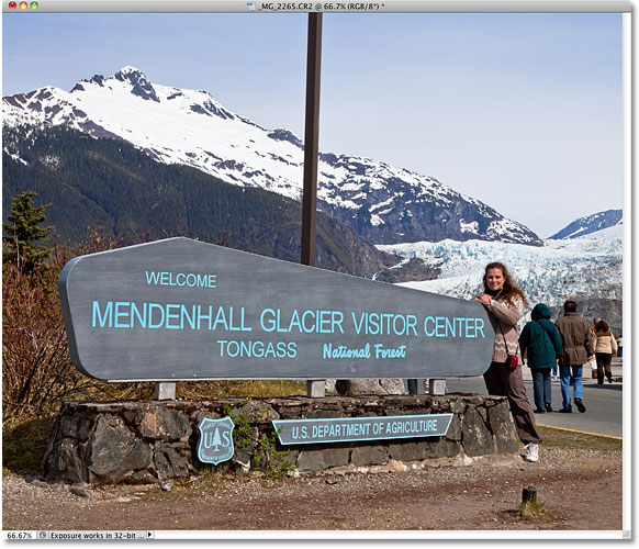 El Centro de Visitantes del Glaciar Mendenhall.  Imagen © 2010 , Photoshop Essentials.com