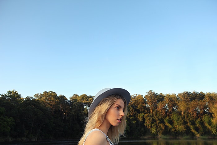 Retrato de una joven modelo posando delante de un fondo de paisaje hermoso