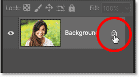 Desbloqueo de la capa de fondo haciendo clic en el icono de candado en el panel Capas de Photoshop