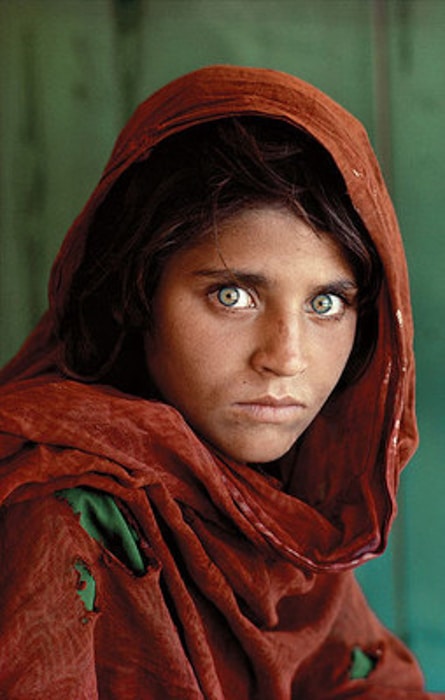 Un retrato de una niña afgana asustada