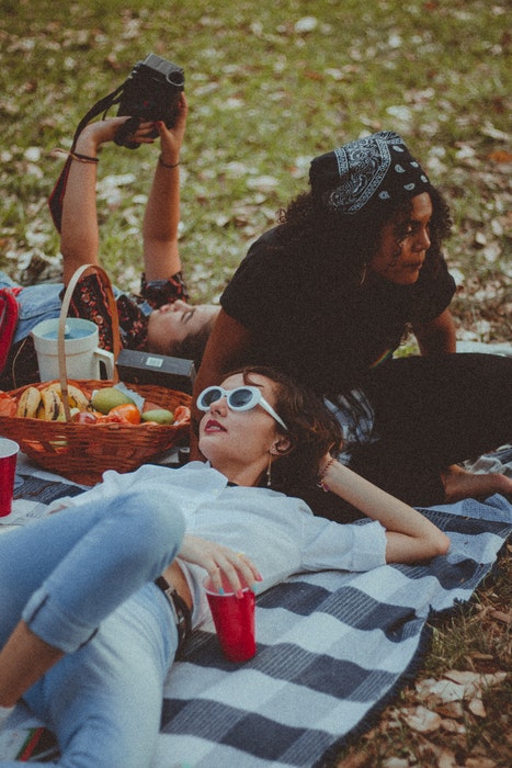 Un grupo de amigas haciendo un picnic.