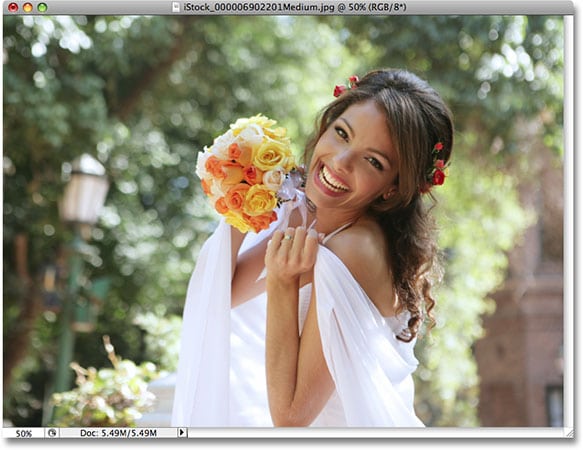 Una foto de una novia sonriendo.  Foto con licencia de iStockphoto de Photoshop Essentials.com