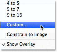 Elegir la opción Relación de aspecto personalizada para la herramienta Recortar.  Imagen © 2013 , Photoshop Essentials.com