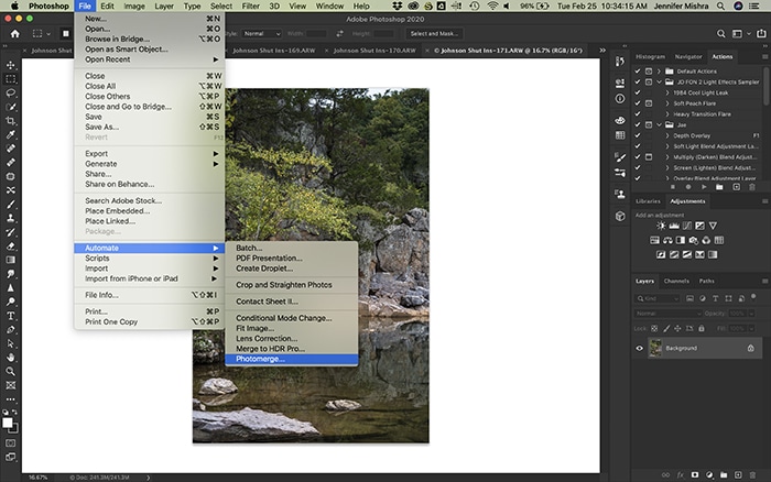 Captura de pantalla que muestra el procedimiento para abrir la ventana de Photomerge en Photoshop.