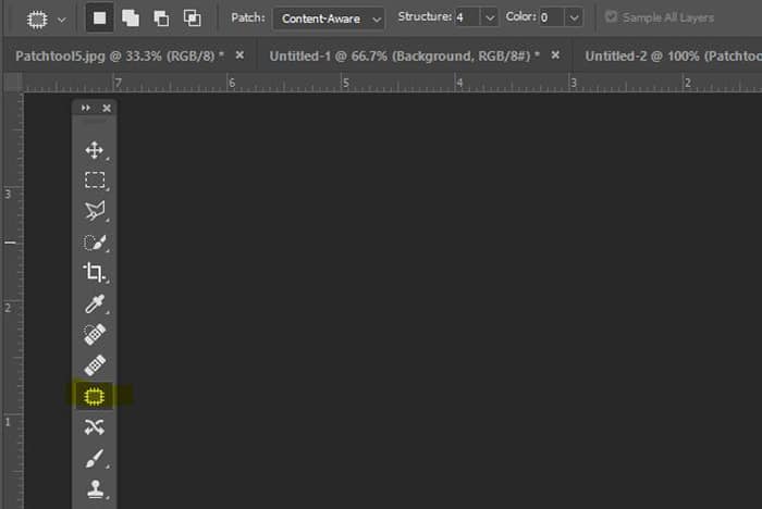 Captura de pantalla de la interfaz de Photoshop con la herramienta Parche resaltada en amarillo.