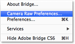 Abriendo las Preferencias de Camera Raw desde Adobe Bridge.  Imagen © 2013 , Photoshop Essentials.com