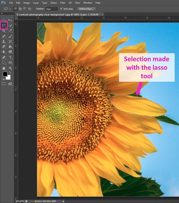 Captura de pantalla del uso de las herramientas de selección de Photoshop de acceso directo de la herramienta Lazo