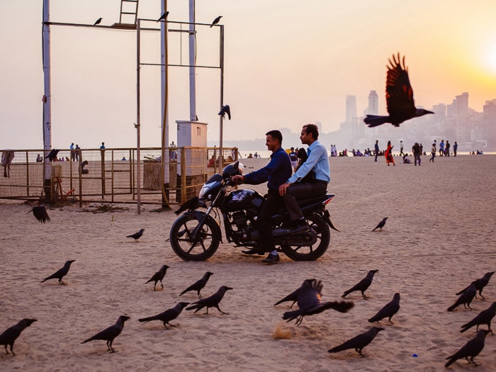 Una foto de personas en motocicletas en una playa en Bombay: cómo usar objetos inteligentes en Photoshop