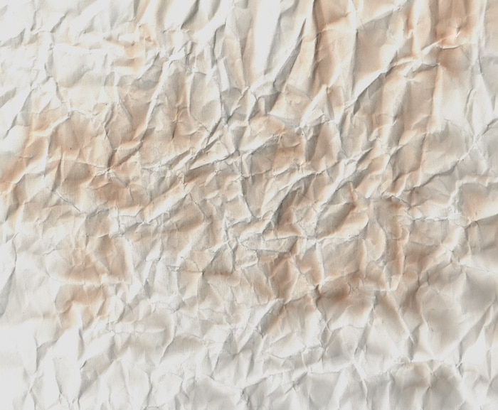 Un trozo de papel arrugado de textura de fondo blanco