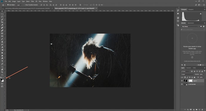 Captura de pantalla de cómo agregar un fondo con textura áspera a una foto de concierto en Photoshop