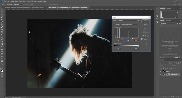 Captura de pantalla de cómo agregar un fondo con textura áspera a una foto de concierto en Photoshop - texturas de photoshop