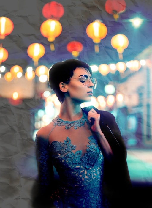 Una foto de una modelo femenina con fondo de textura de papel agregada con Photoshop
