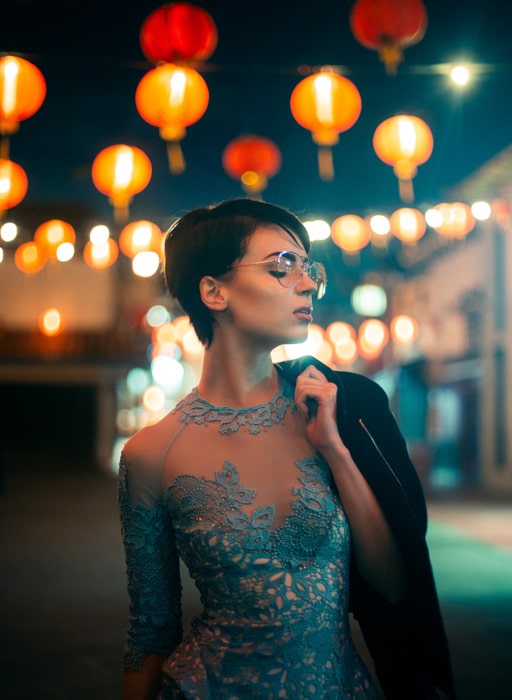 Una foto de una modelo femenina posando en la calle por la noche, antes de agregar texturas de photoshop.