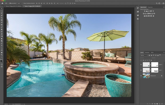 Una captura de pantalla que muestra cómo utilizar la herramienta de deformación de Photoshop para la fotografía inmobiliaria