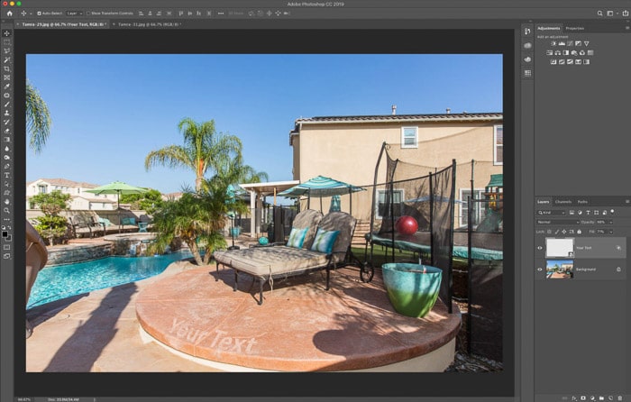 Una captura de pantalla que muestra cómo utilizar la herramienta de deformación de Photoshop para fotografía inmobiliaria: imagen final con texto ligeramente texturizado como una capa de mezcla