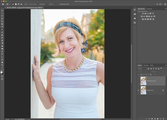 Una captura de pantalla que muestra cómo utilizar la herramienta de deformación de Photoshop para editar fotografías de retratos.