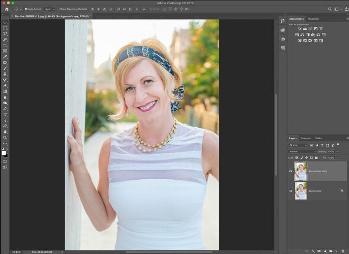 Una captura de pantalla que muestra cómo utilizar la herramienta de deformación de Photoshop para editar fotografías de retratos.