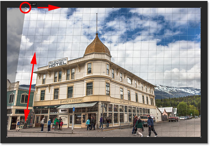 Corregir la perspectiva haciendo coincidir la línea de la cuadrícula con el lado izquierdo del edificio en Photoshop