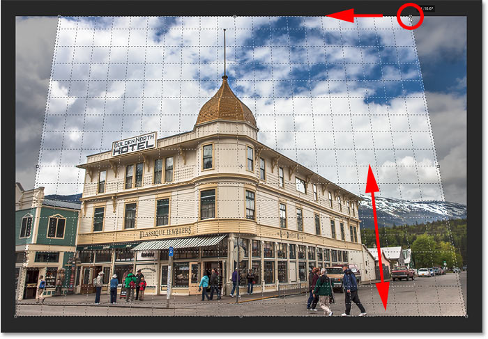 Hacer coincidir la línea de la cuadrícula de perspectiva con el lado derecho del edificio para corregir la perspectiva en la imagen
