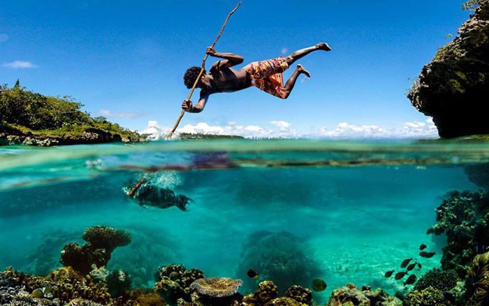Foto perfectamente sincronizada de un hombre pescando