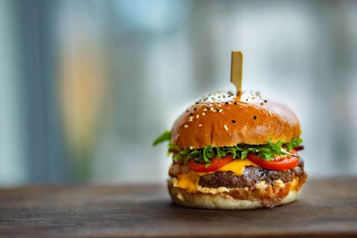 Imagen publicitaria de alimentos de una hamburguesa.