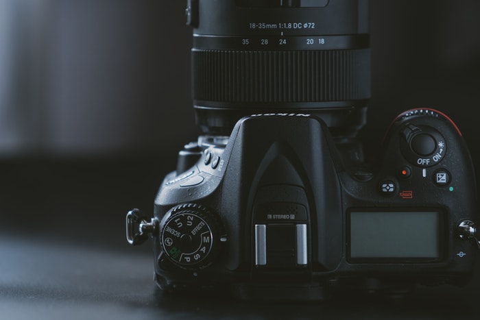 Foto de primer plano de la parte superior de una cámara Nikon