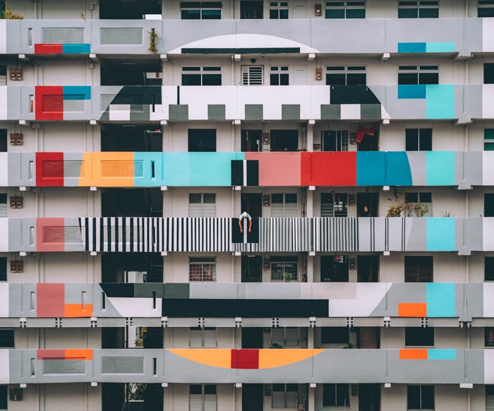 Un colorido edificio de bloques de apartamentos.