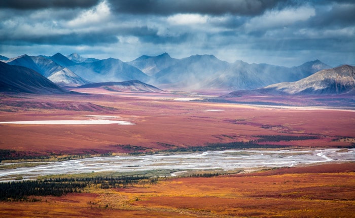 Una fotografía de otoño de la reserva Noatak mostrando el río Kelly en Alaska