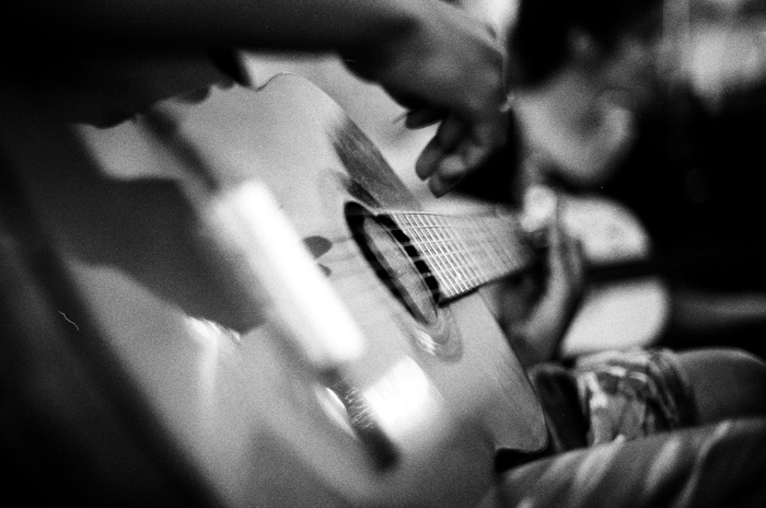 Una imagen granulada de un guitarrista debido al ruido digital