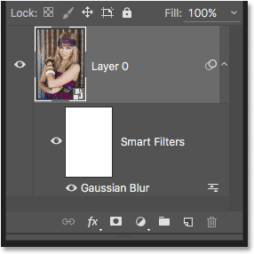 Los filtros inteligentes se enumeran debajo de objetos inteligentes en el panel Capas. 
