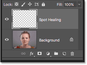 La capa Spot Healing encima de la imagen en el panel Capas en Photoshop