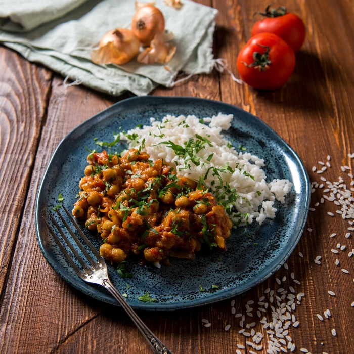Fotografía de comida india de un sabroso curry en una placa azul