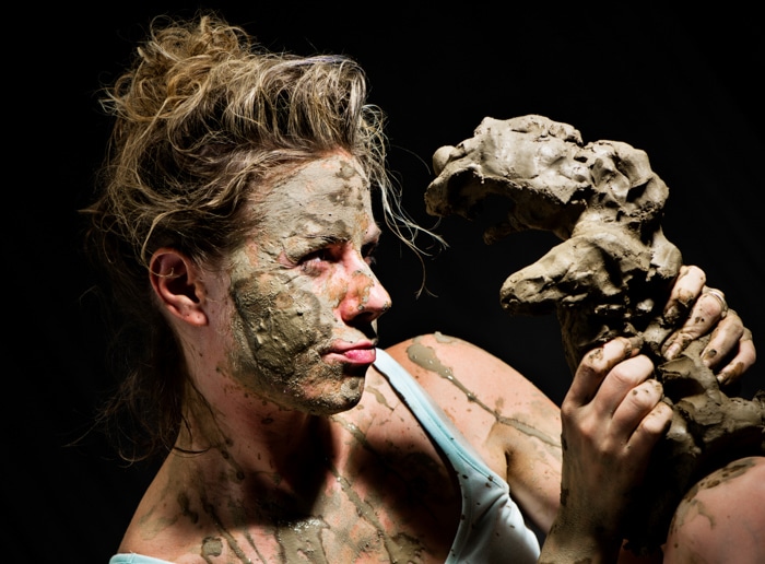 un retrato de una artista de cerámica que trabaja con arcilla como accesorios de fotografía