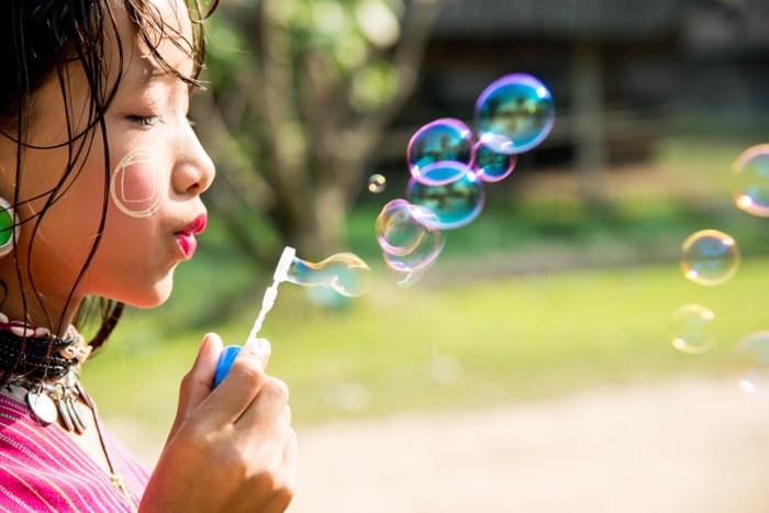 primer plano retrato de una niña que sopla burbujas - accesorios de fotografía de retrato