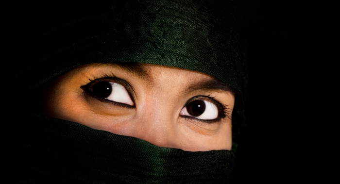 Cerca de hermosos ojos oscuros de una mujer asiática.  - usando accesorios de fotografía