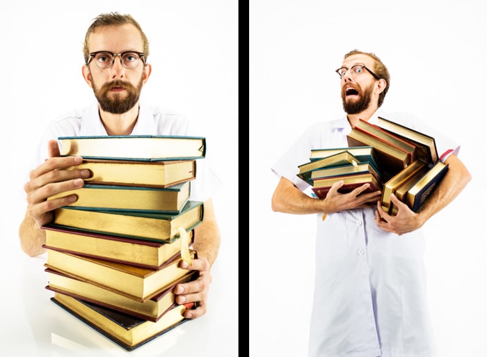 Díptico de un hombre que lleva una pila de libros - usando accesorios de fotografía para un mejor efecto