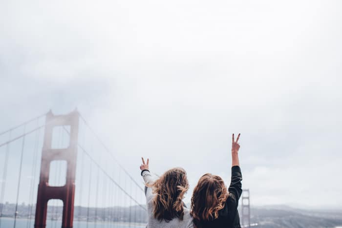 Foto de chicas posando en el puente Golden Gate