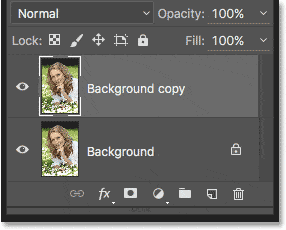 La capa de copia de fondo aparece sobre la capa de fondo original.  Imagen © 2016 Photoshop Essentials.com