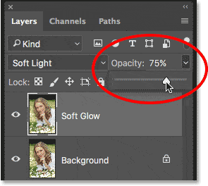 Reducir la opacidad de la capa Soft Glow.  Imagen © 2016 Photoshop Essentials.com