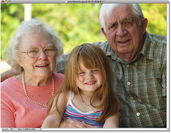Una foto de abuelos con su nieta.  Imagen con licencia de iStockphoto de Photoshop Essentials.com
