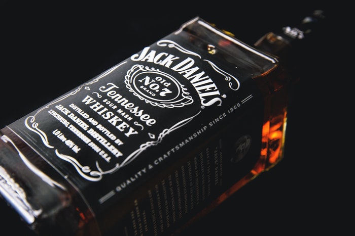 Un primer plano de una botella de jack daniels