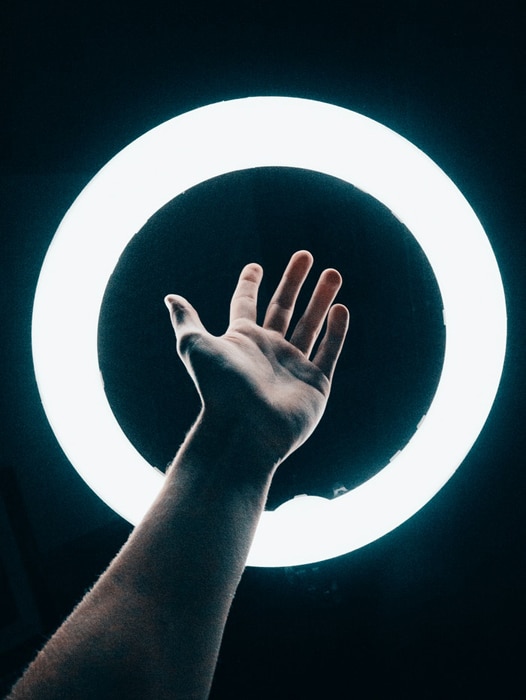 Una mano en un anillo de luz