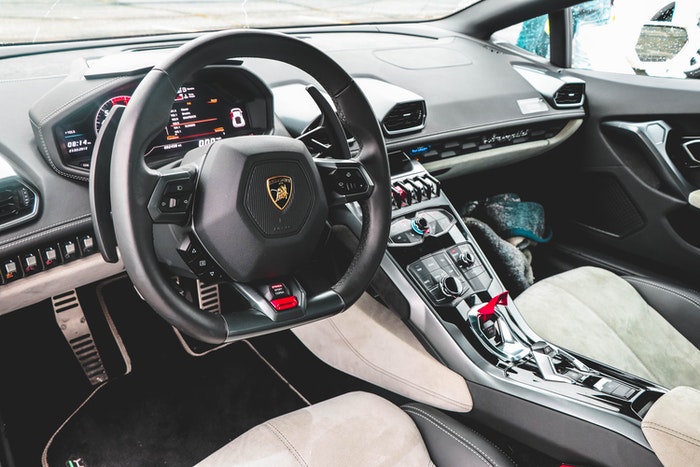 Foto del interior de un coche de lujo.