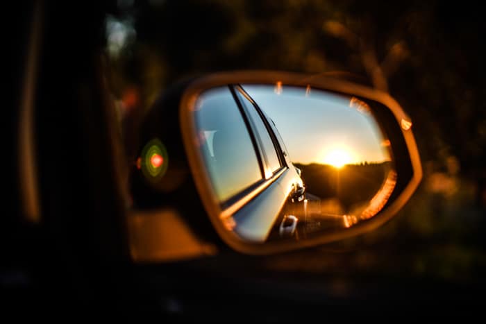 Un auto reflejado en su propio espejo lateral
